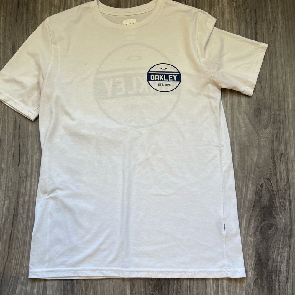 ‼️6/$12‼️ Oakley tee (see pic of small hole in seam and stain on back)